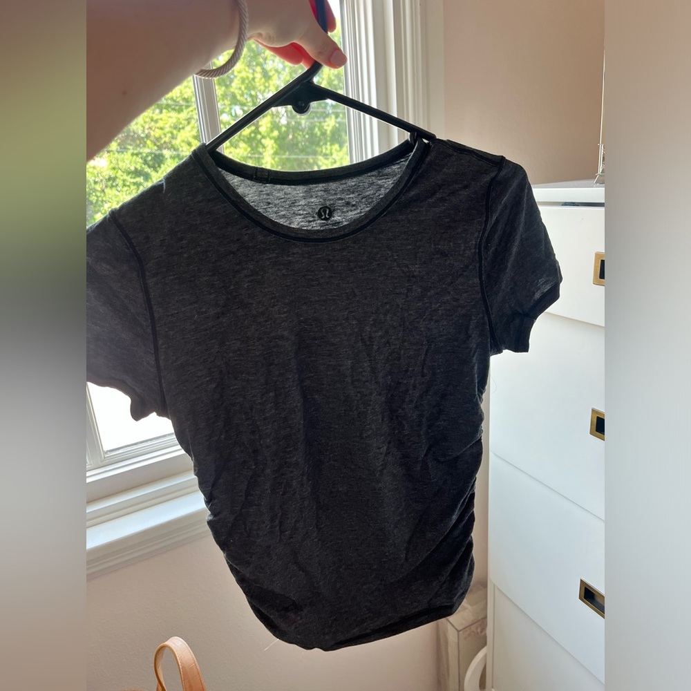 GREY LULULEMON T SHIRT